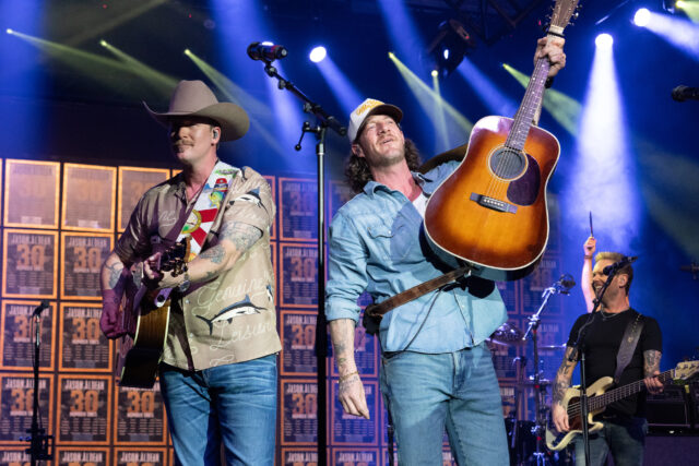 フロリダ・ジョージア・ラインが再共演　CMAフェストにサプライズ登場