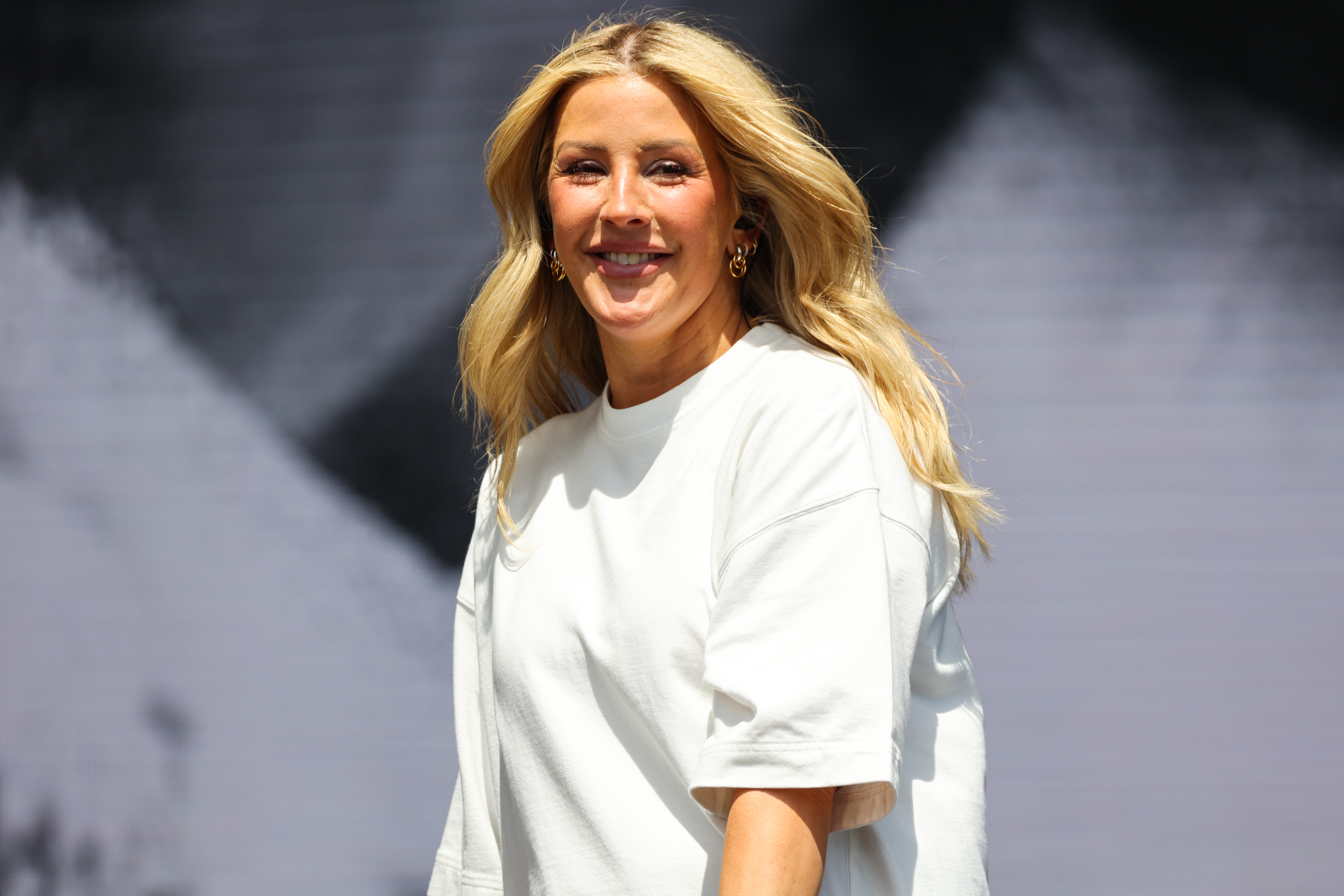 エリー・ゴールディング、新曲「Black Prada Dress」——“内なる不安”と向き合う一曲