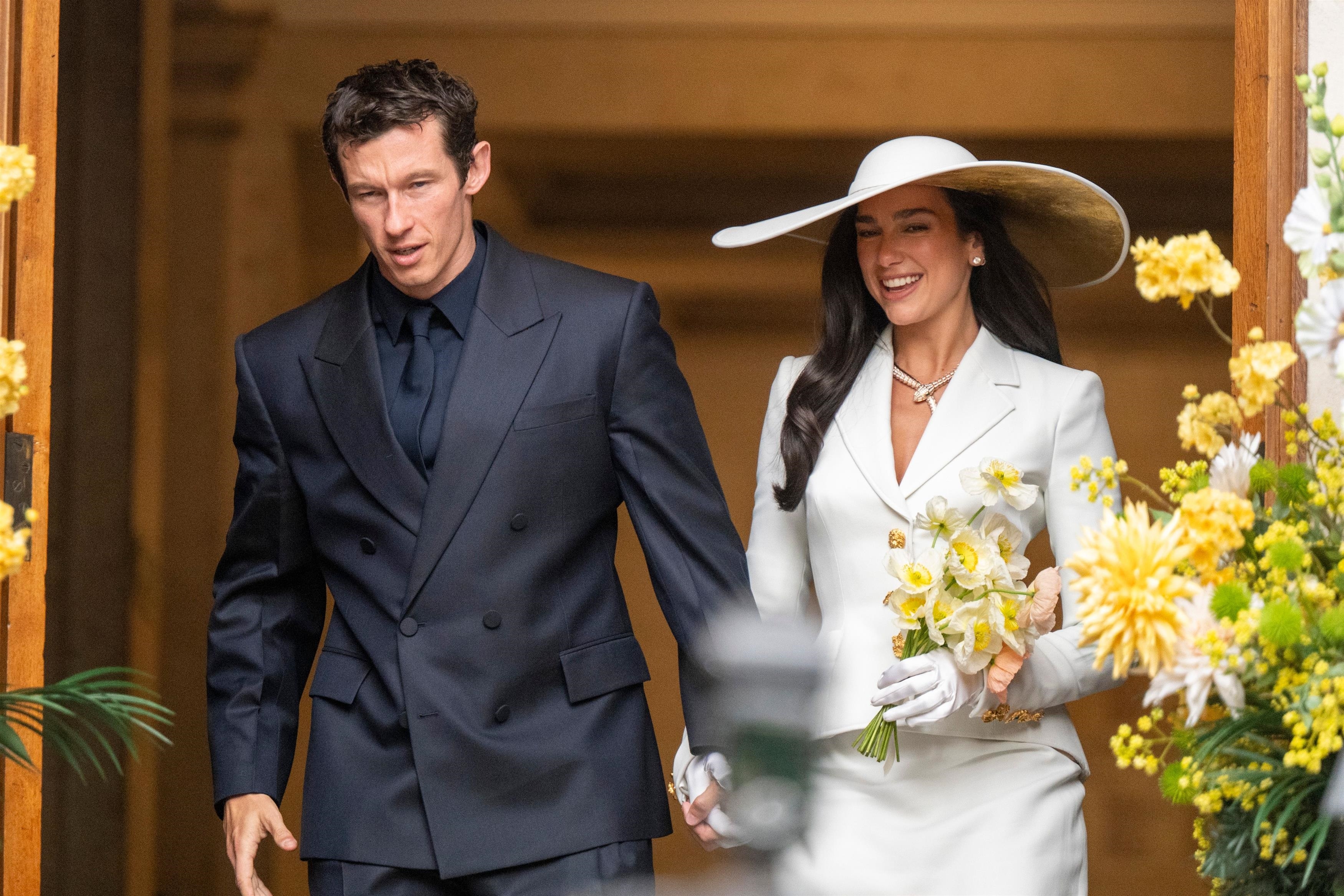 デュア・リパ結婚式が厳戒態勢、地元住民もNDA署名