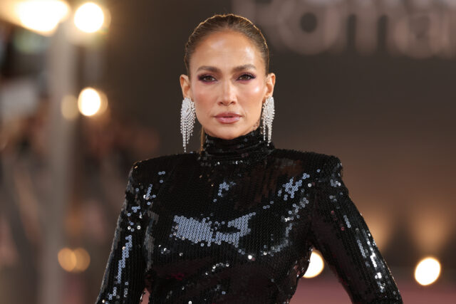 ジェニファー・ロペス、「付き合っていない」共演俳優との交際疑惑を生放送で一蹴