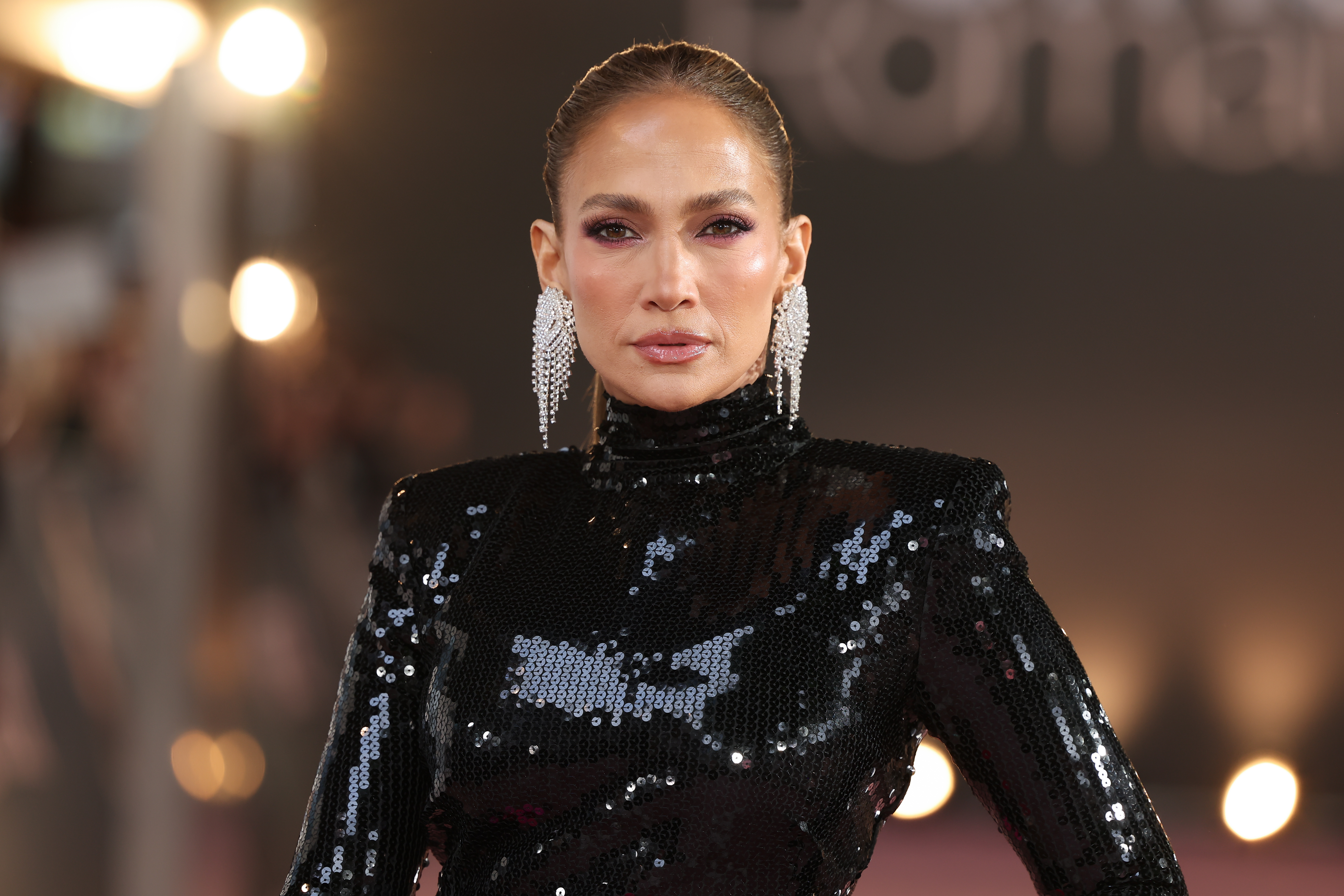 ジェニファー・ロペス、「付き合っていない」共演俳優との交際疑惑を生放送で一蹴