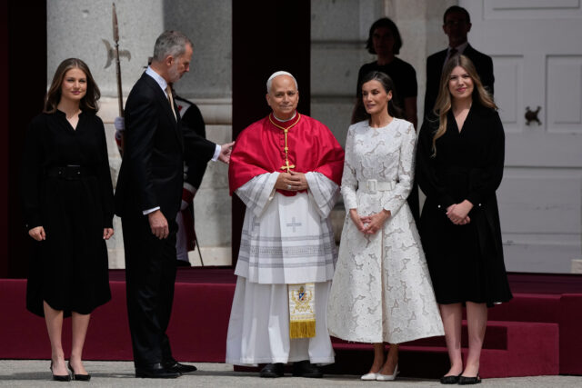 スペインのレオノール王女、ローマ教皇と歴史的対面——王室総出で歓迎