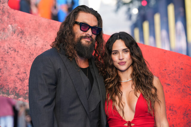 ジェイソン・モモア、恋人アドリアとのキス披露　子どもたちも『スーパーガール』イベントに