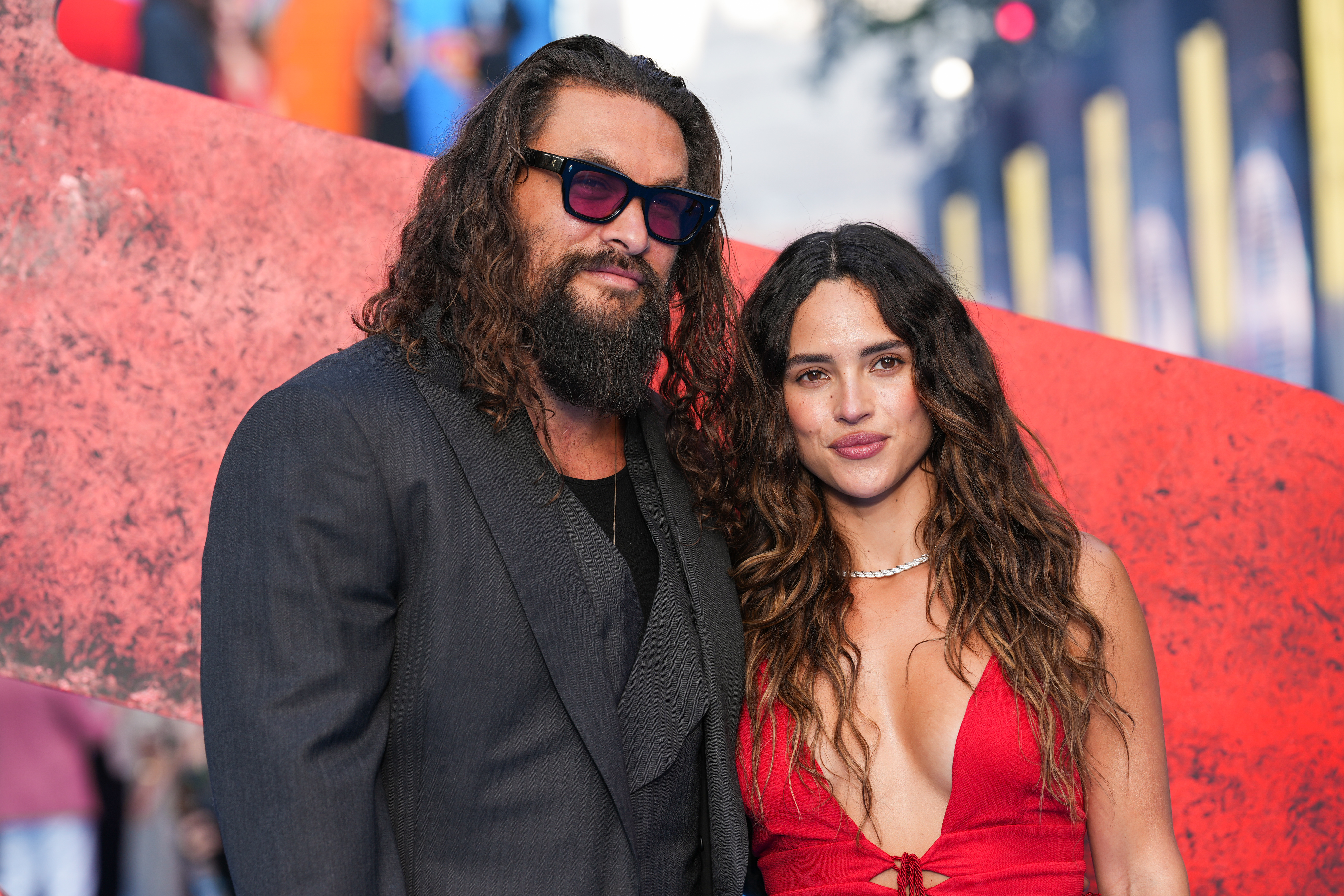 ジェイソン・モモア、恋人アドリアとのキス披露 子どもたちも『スーパーガール』イベントに