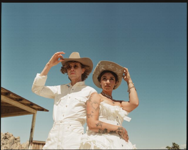 名曲はこうして進化する――Ride Lonesome (feat. Sierra Ferrell)が示す、ベック流コラボレーションの真骨頂