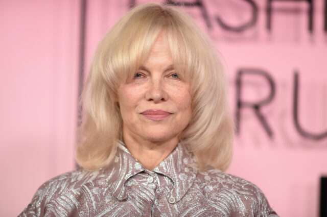 パメラ・アンダーソン「複雑なスキンケアは必要ない」ノーメイク美肌を支える4製品とは