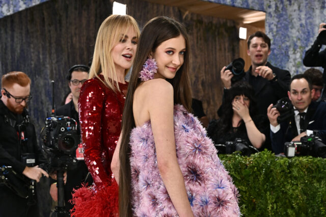 ニコール・キッドマンの娘サンデイ・ローズ、18歳誕生日前にディオールのランウェイへ