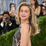 ジジ・ハディッド、テイラーの結婚式で約235万円ドレス披露ーー「ソフトクリーム風ヘア」にも注目
