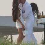 アレックス・ロドリゲス、ホワイトパーティーで謎の女性とキスしていた姿が目撃される