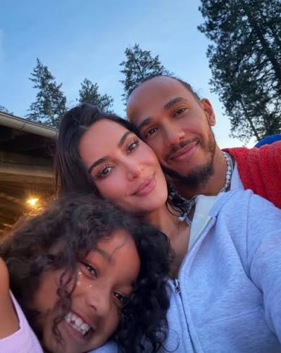 キム・カーダシアン、ルイス・ハミルトンと家族旅行　子どもとの初ショット公開