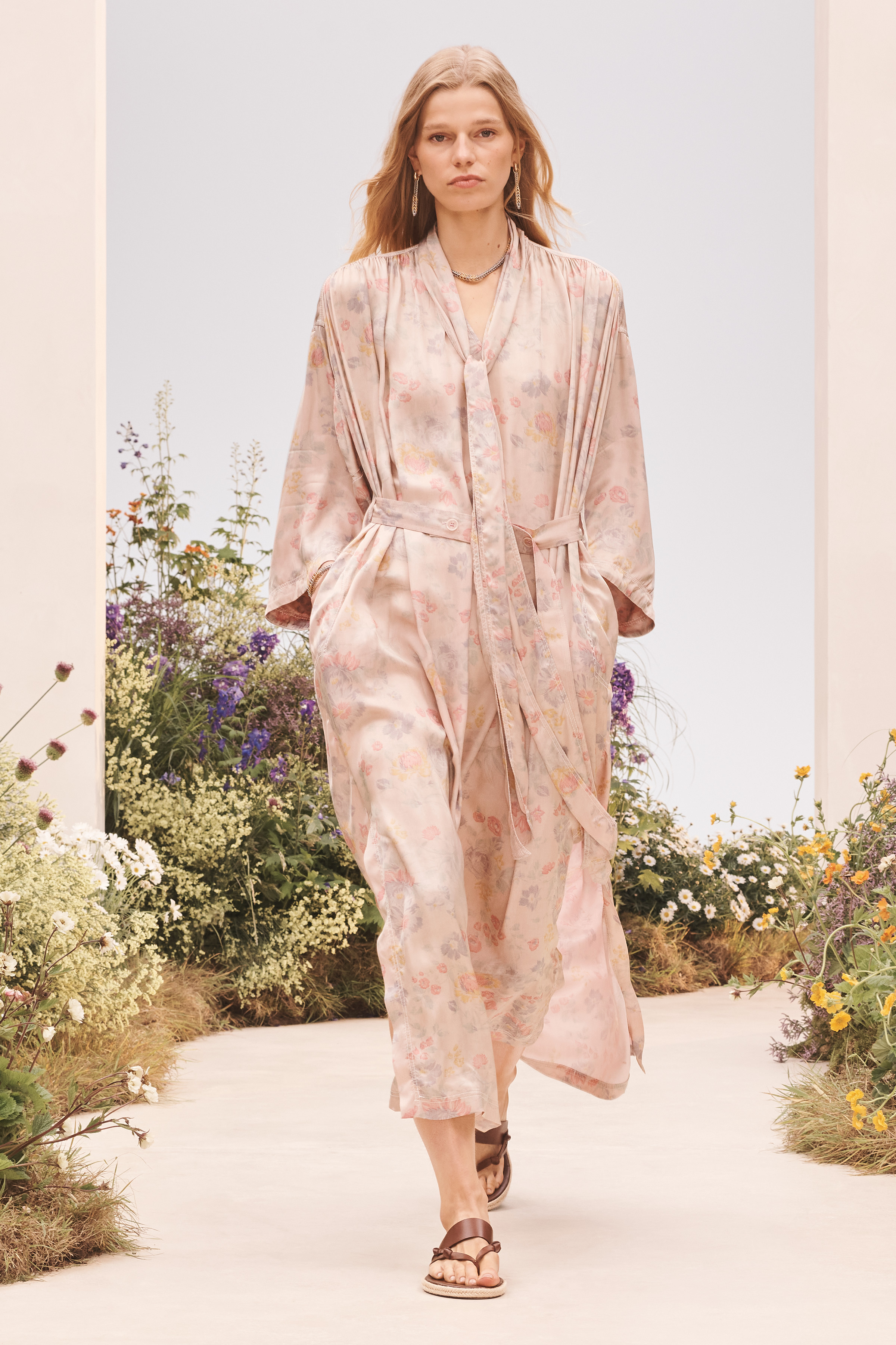 ZARA SRPLS FLWRS 褪せた花柄のサテンドレス