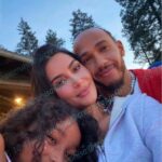 キム・カーダシアン、ルイス・ハミルトンと家族旅行　子どもとの初ショット公開