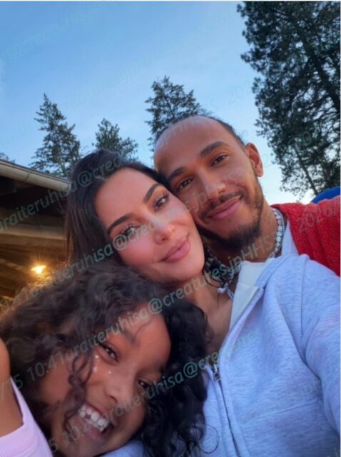 キム・カーダシアン、ルイス・ハミルトンと家族旅行　子どもとの初ショット公開