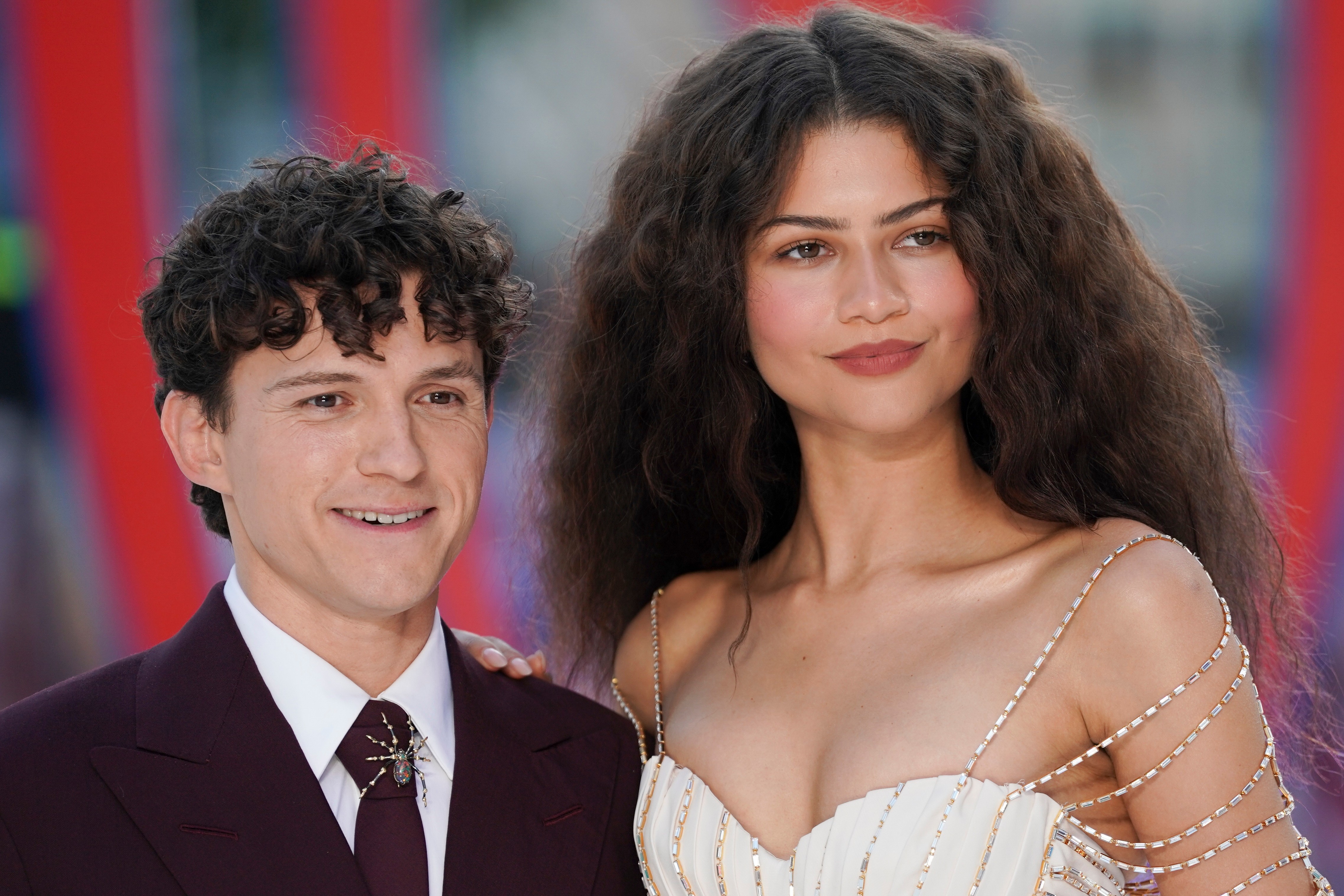 トム・ホランド&ゼンデイヤ、結婚祝いの全貌が判明 携帯電話禁止の理由とは