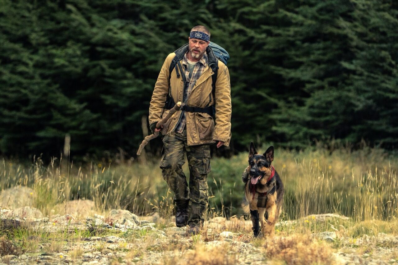 アラスカの森を並んで歩く退役軍人ジェームズと義足の軍用犬オーディン