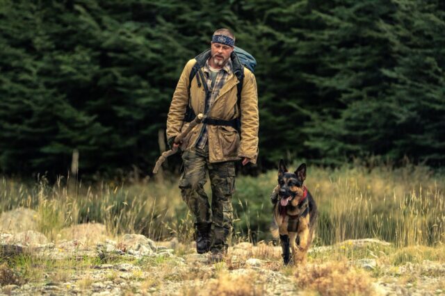 「もう離れない」ブラッド・ピットと義足の軍用犬がアラスカで交わした約束