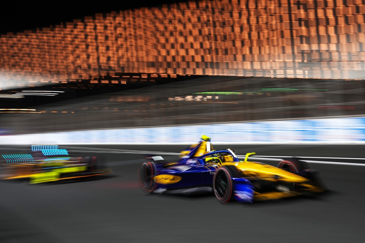 ナイトレースを走行するフォーミュラEのマシン