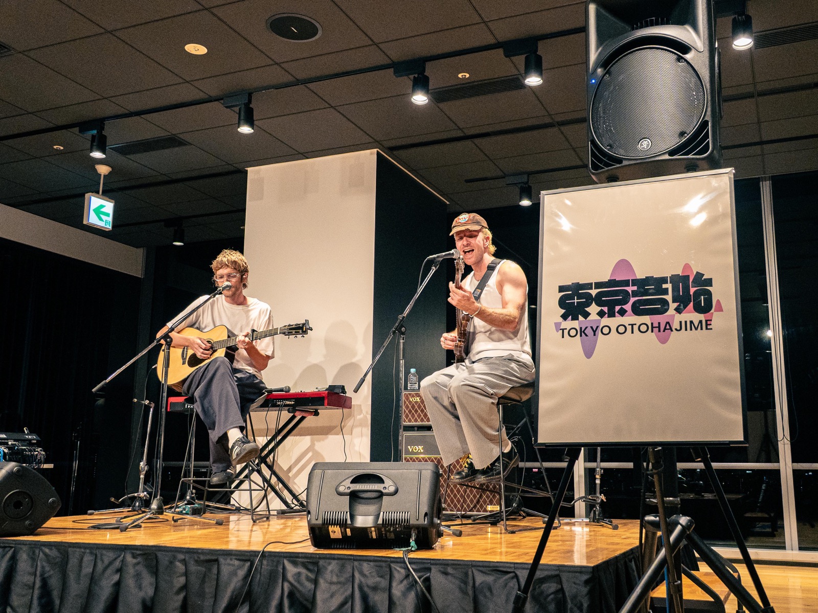 東京音始の第1回でアコースティック演奏を披露したグッド・ネイバーズ