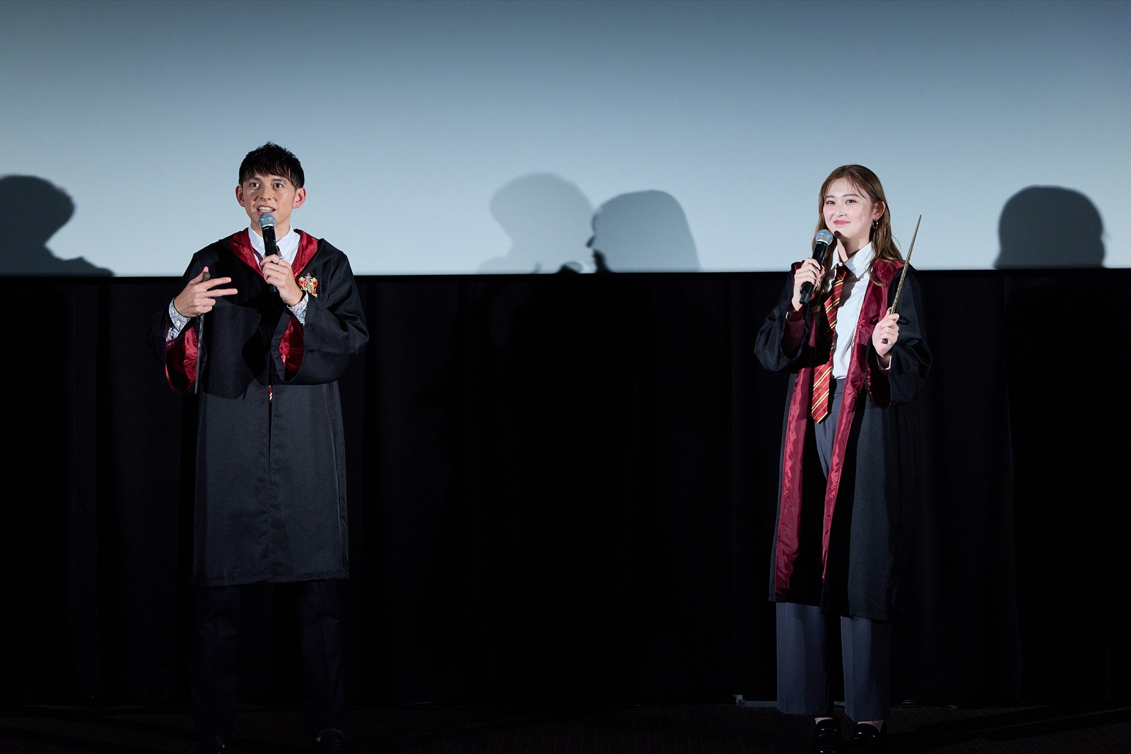 グリフィンドール寮のユニフォーム姿で登壇したハリー杉山とゆうちゃみ