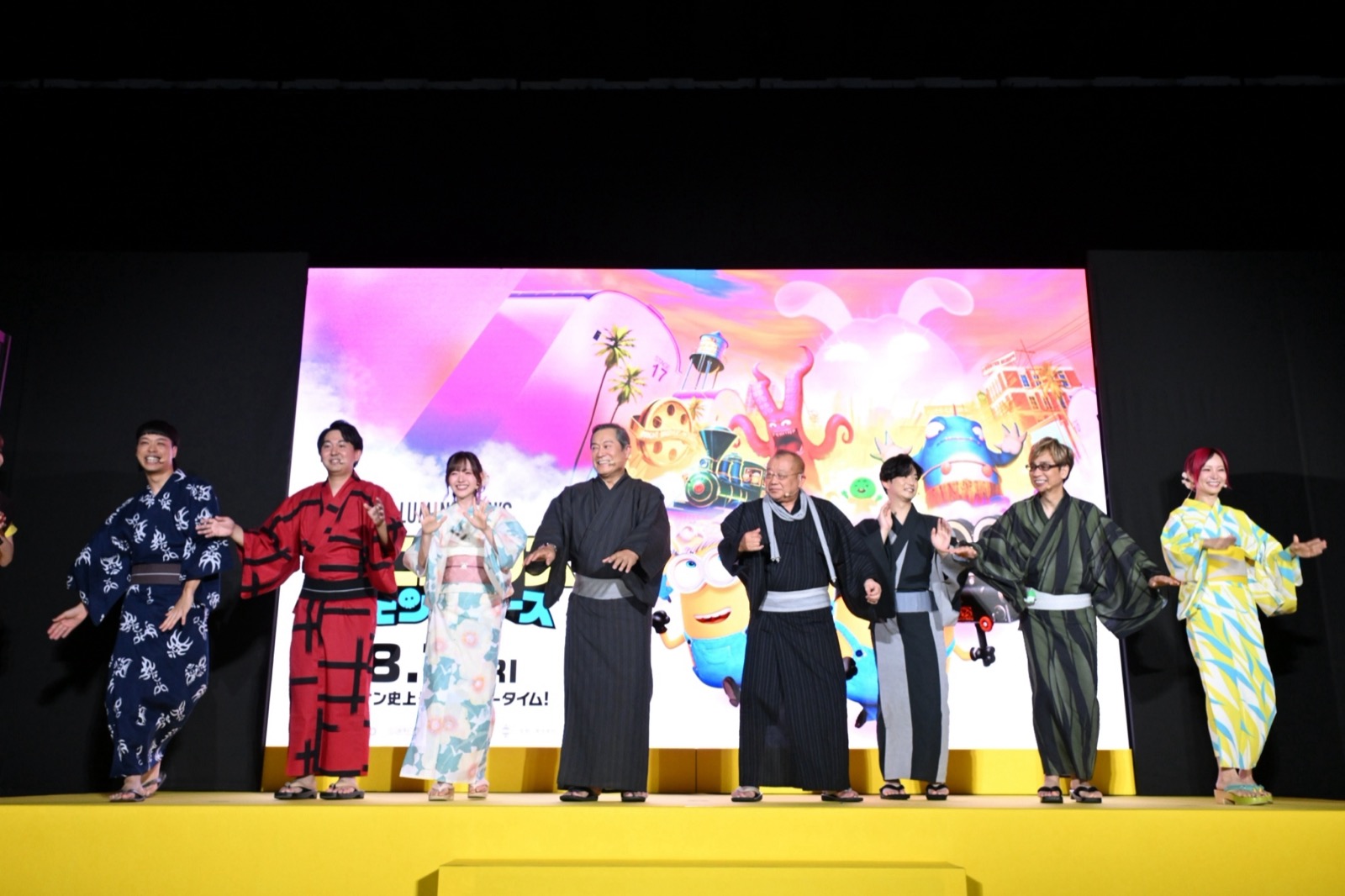 ステージで「ミニおんど」を踊る『ミニオンズ＆モンスターズ』の吹替版キャストと笑福亭鶴瓶