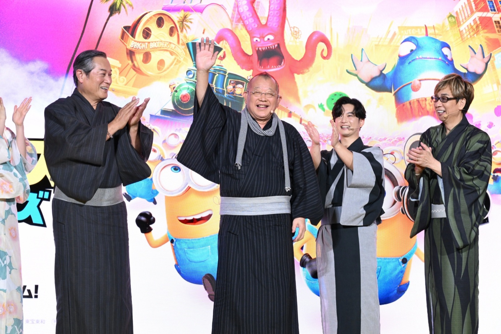 シークレットゲストとして登場した笑福亭鶴瓶と拍手で迎える松平健・千葉雄大・山寺宏一