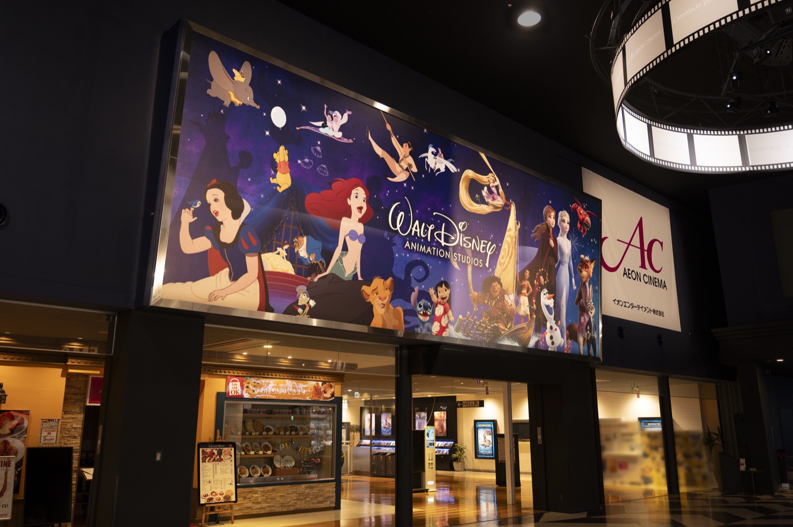 特大オリジナルアート「シーニック」。写真はイオンシネマ板橋