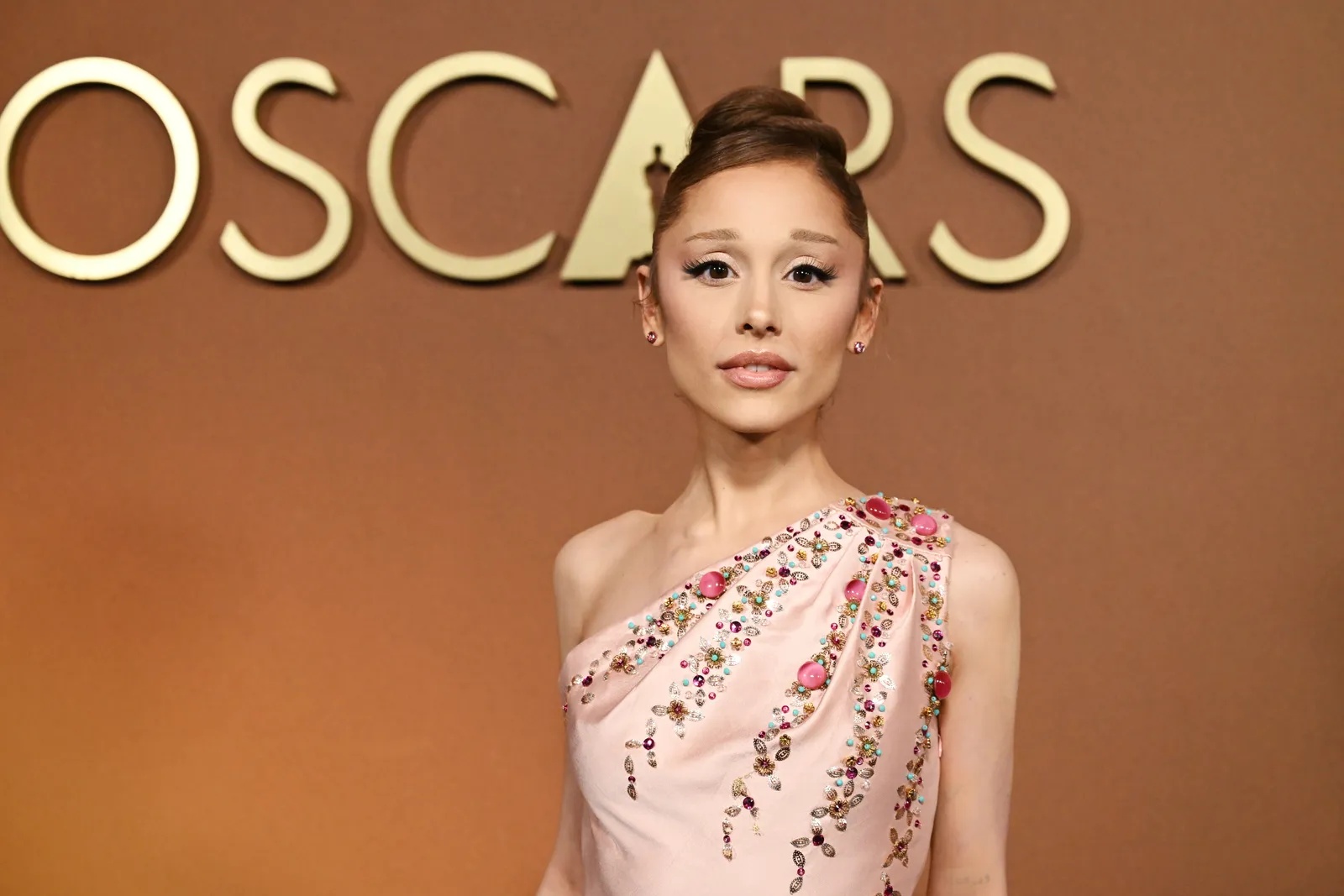 アリアナ・グランデ、深い切り傷でヒール封印も公演続行