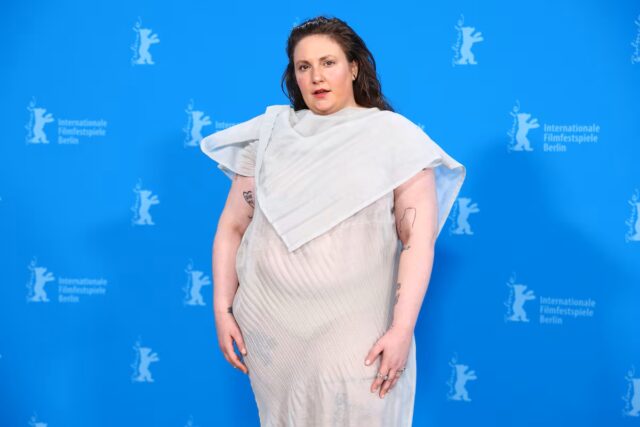 レナ・ダナム、代理出産で第1子となる女児誕生