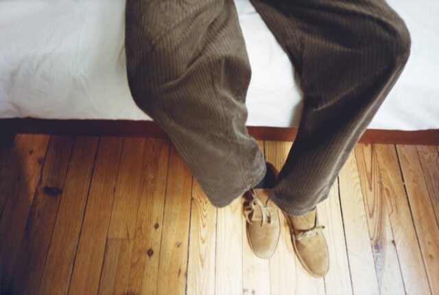 履き込むほどに完成する、A.P.C.がクラークスの「デザートブーツ」と「ウィーバー」を再解釈
