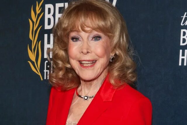 バーバラ・イーデン、薬の副作用でイベント欠席も無事を報告