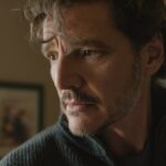 チェロを抱えたペドロ・パスカル。初の単独主演作が2027年に日本公開