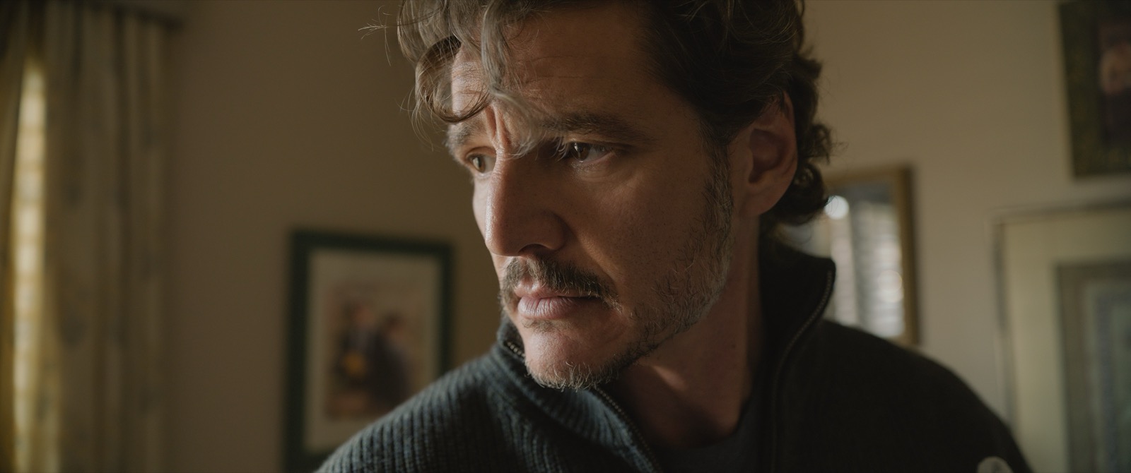 チェロを抱えたペドロ・パスカル。初の単独主演作が2027年に日本公開