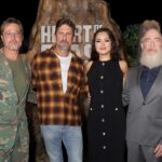 迷彩姿のブラッド・ピット、犬たちと笑顔。『ハート・オブ・ビースト』プレミアは元採石場の野外会場で