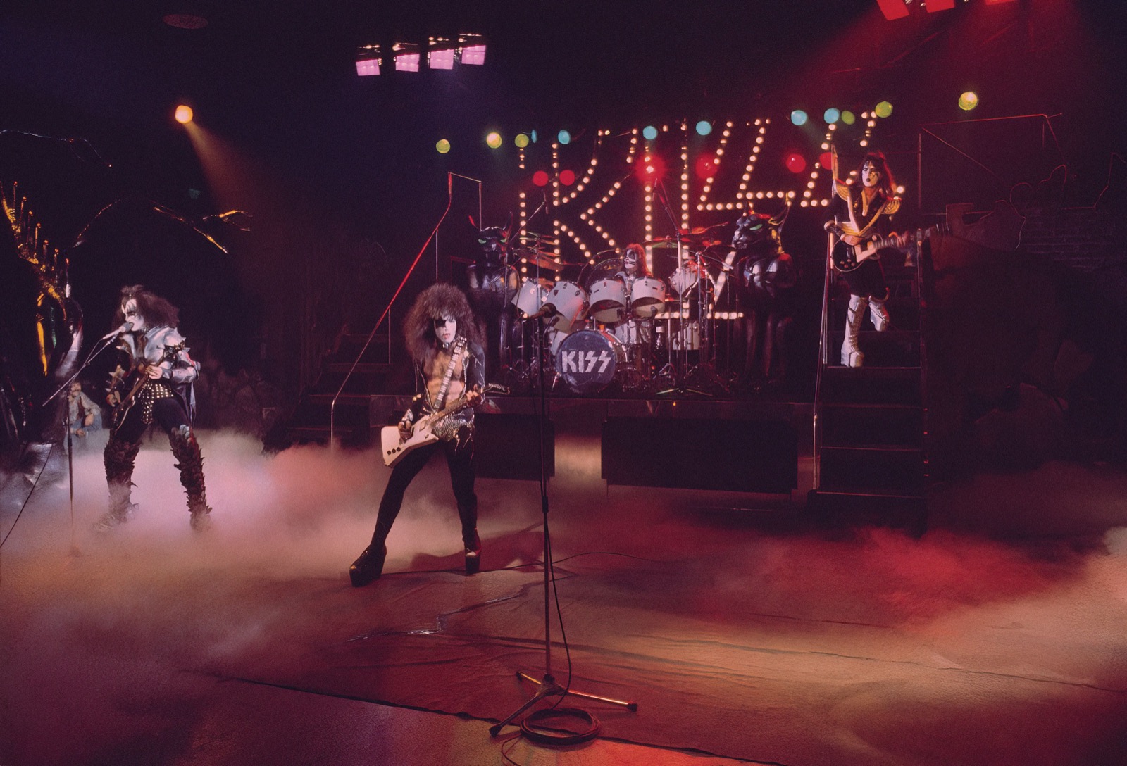 KISSの幻の武道館ライブ盤、半世紀ぶりに世に出る。『地獄のロック・ファイアー』50周年ボックス