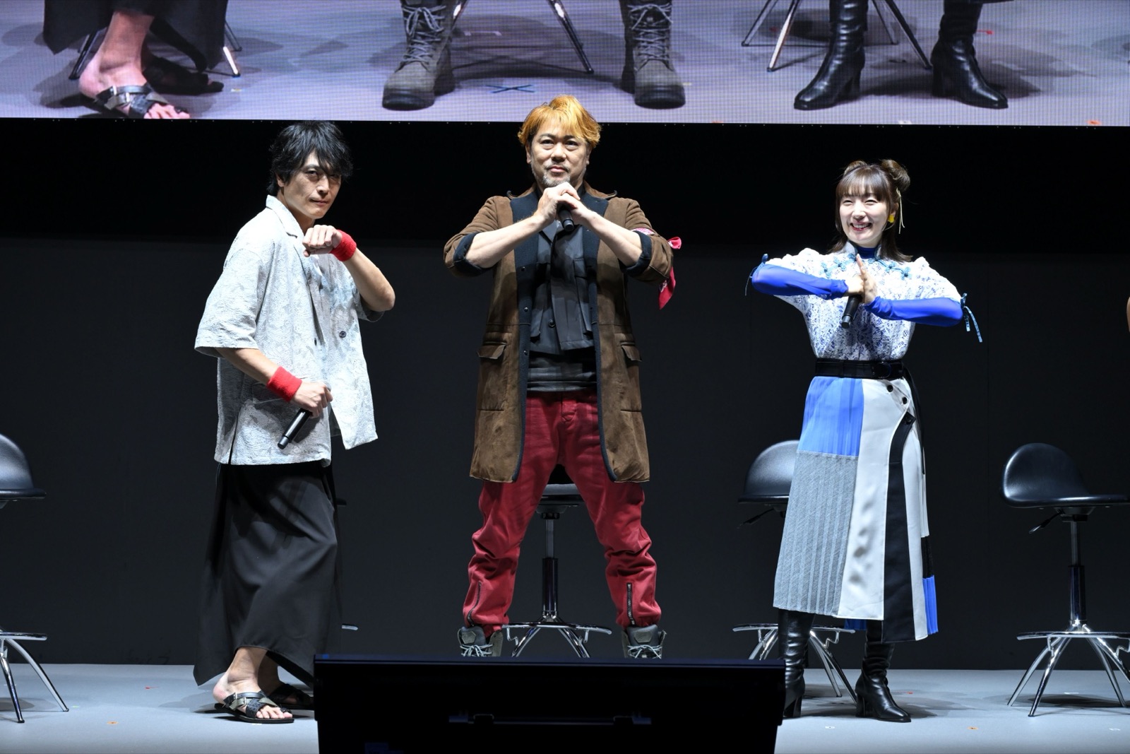 ステージでポーズをとる岸祐二、高橋広樹、折笠富美子