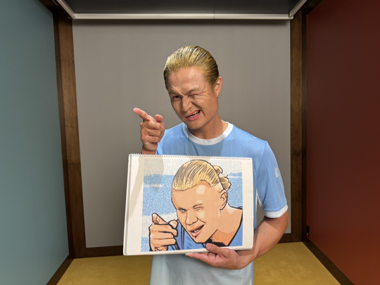 「Haaland (Ha Ha Ha)」のジャケット写真を再現したティモンディの高岸宏行