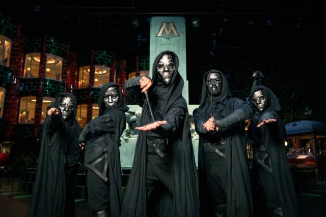 デスイーターが「スタジオツアー東京」を占拠！ 『ハリー・ポッター』のハロウィーンイベントでスリルあふれる限定ライブパフォーマンスも