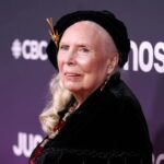 ジョニ・ミッチェルが米国籍取得「62年前に始まった旅」