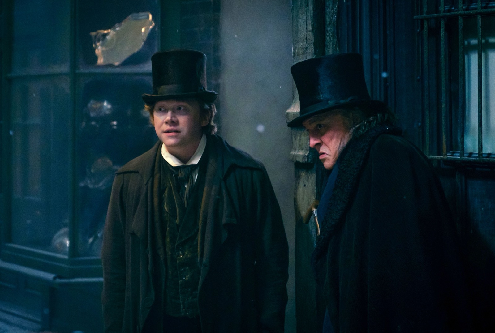 映画『クリスマス・キャロル/3人のゴーストたち』ボブ・クラチット(ルパート・グリント)とスクルージ(ジョニー・デップ)