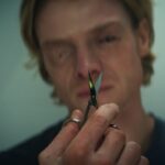 全米No.1の『クレイフェイス』、機内で顔に“異変”が起きる本編映像