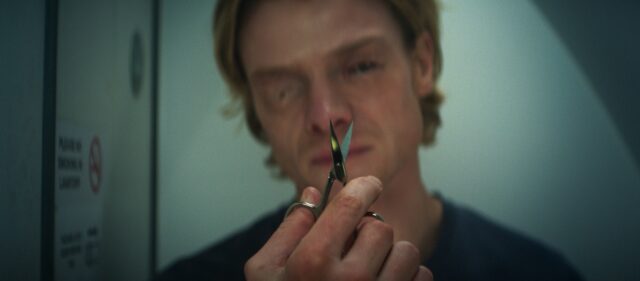 全米No.1の『クレイフェイス』、機内で顔に“異変”が起きる本編映像