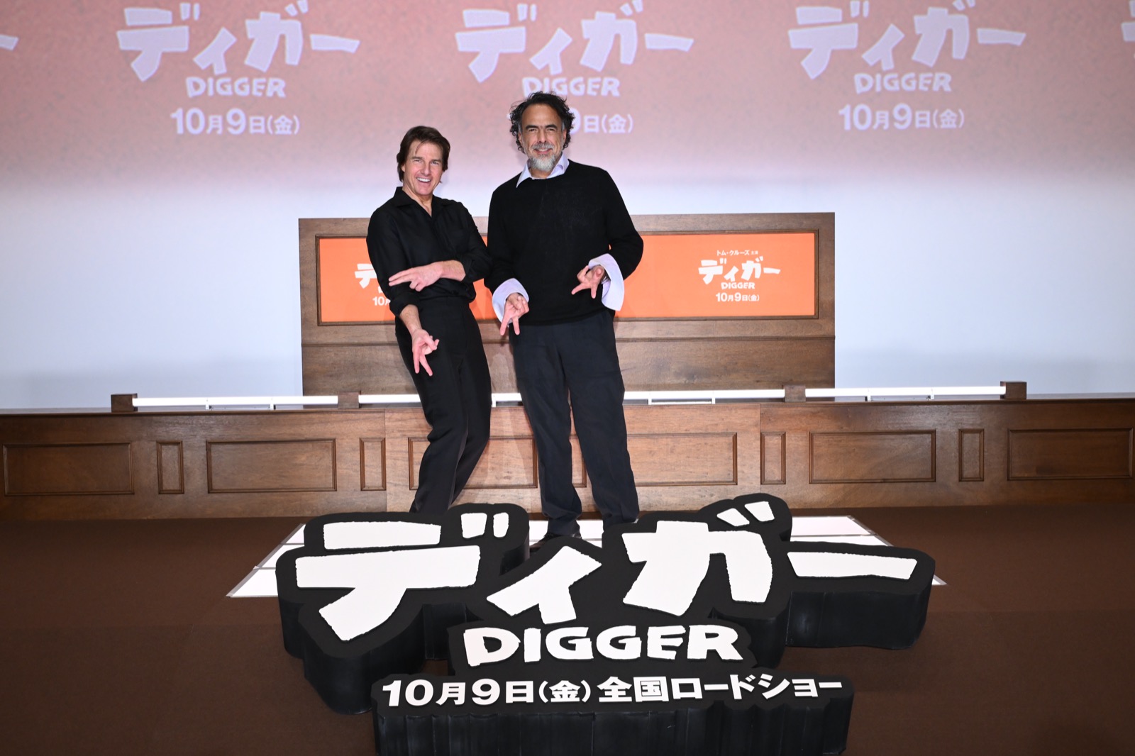 『DIGGER／ディガー』のロゴ前でポーズをとるトム・クルーズとアレハンドロ・G・イニャリトゥ
