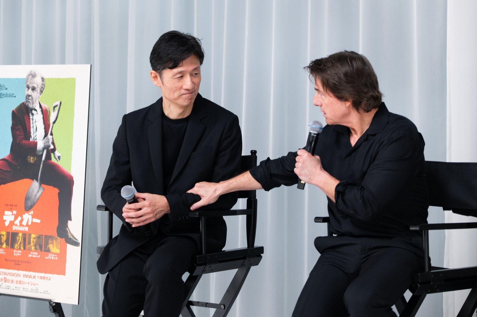 李相日監督の腕に手を添えて語りかけるトム・クルーズ
