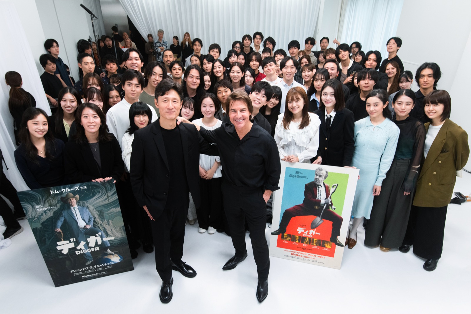 トム・クルーズと李相日監督を囲む若手俳優たちの集合写真