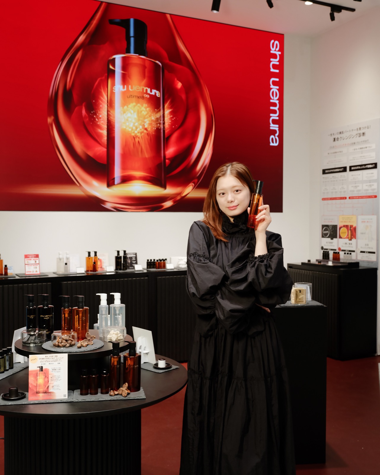 @cosme TOKYOのシュウ ウエムラ ポップアップに来場した紺野彩夏