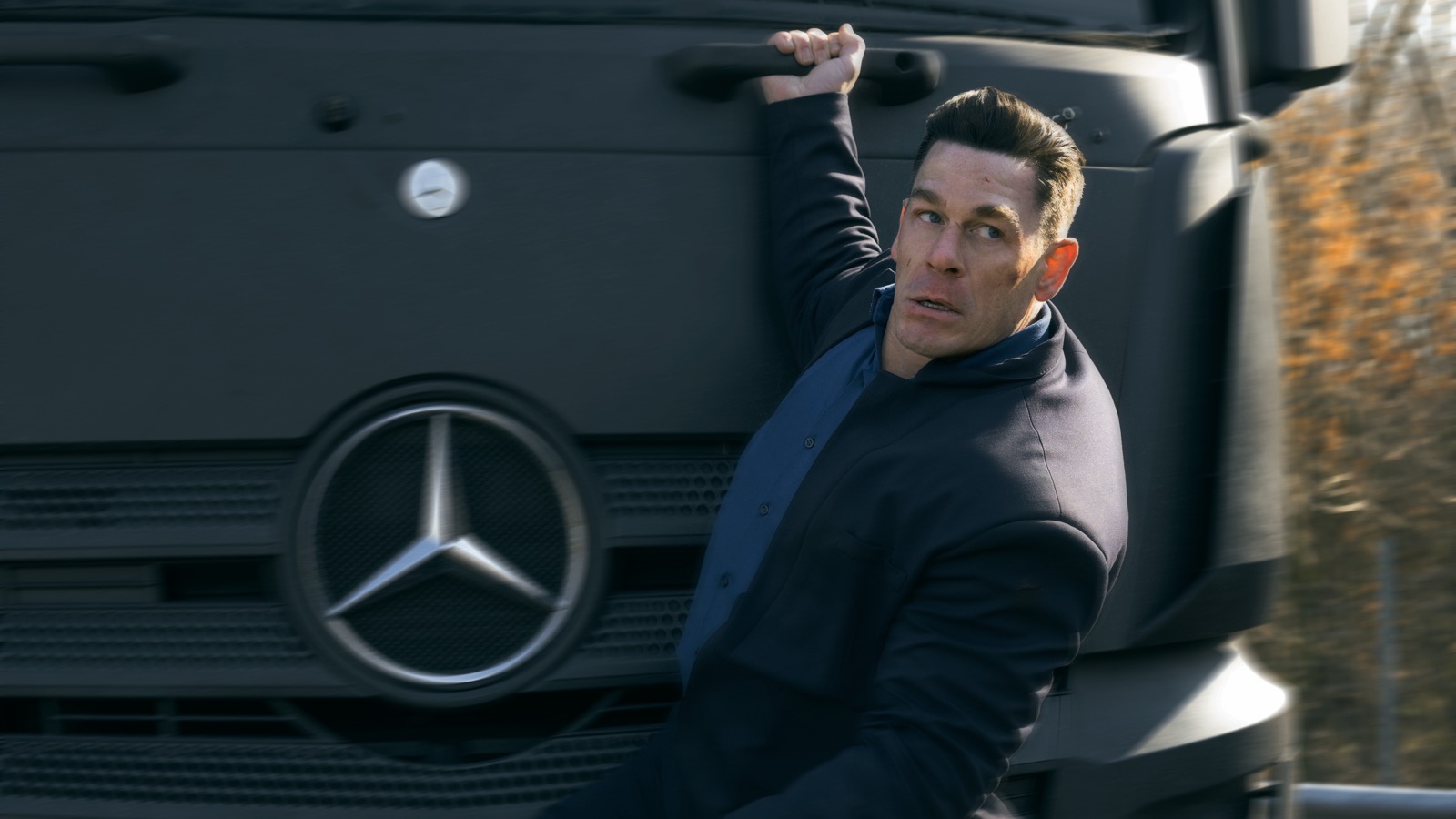 『Matchbox ザ・ムービー』走るトラックにしがみつくジョン・シナ