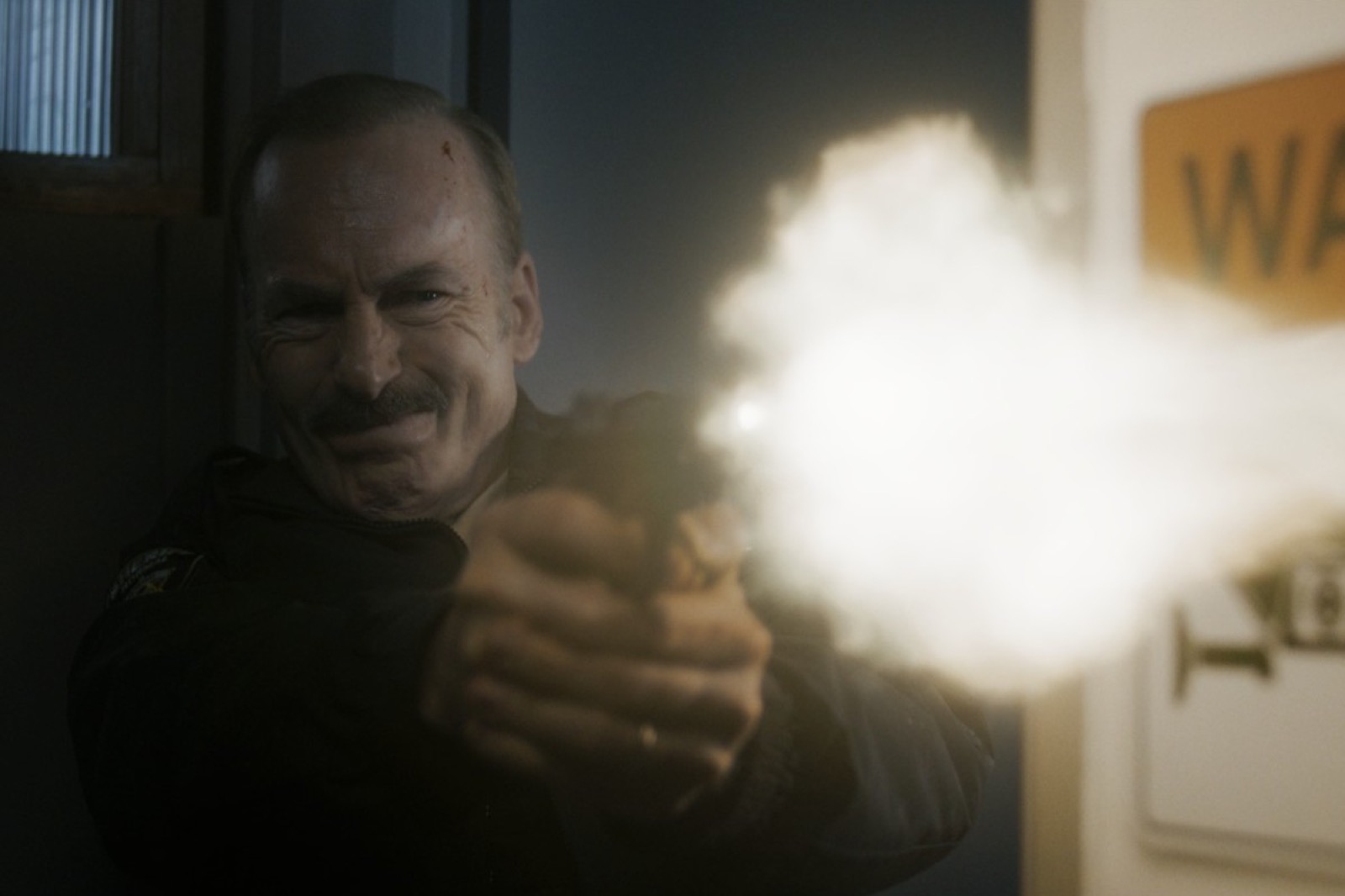 映画『NORMAL／ノーマル』拳銃を撃つボブ・オデンカーク演じるユリシーズ