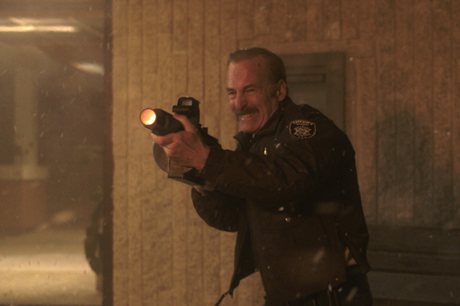 映画『NORMAL／ノーマル』暗がりで銃を構えるユリシーズ