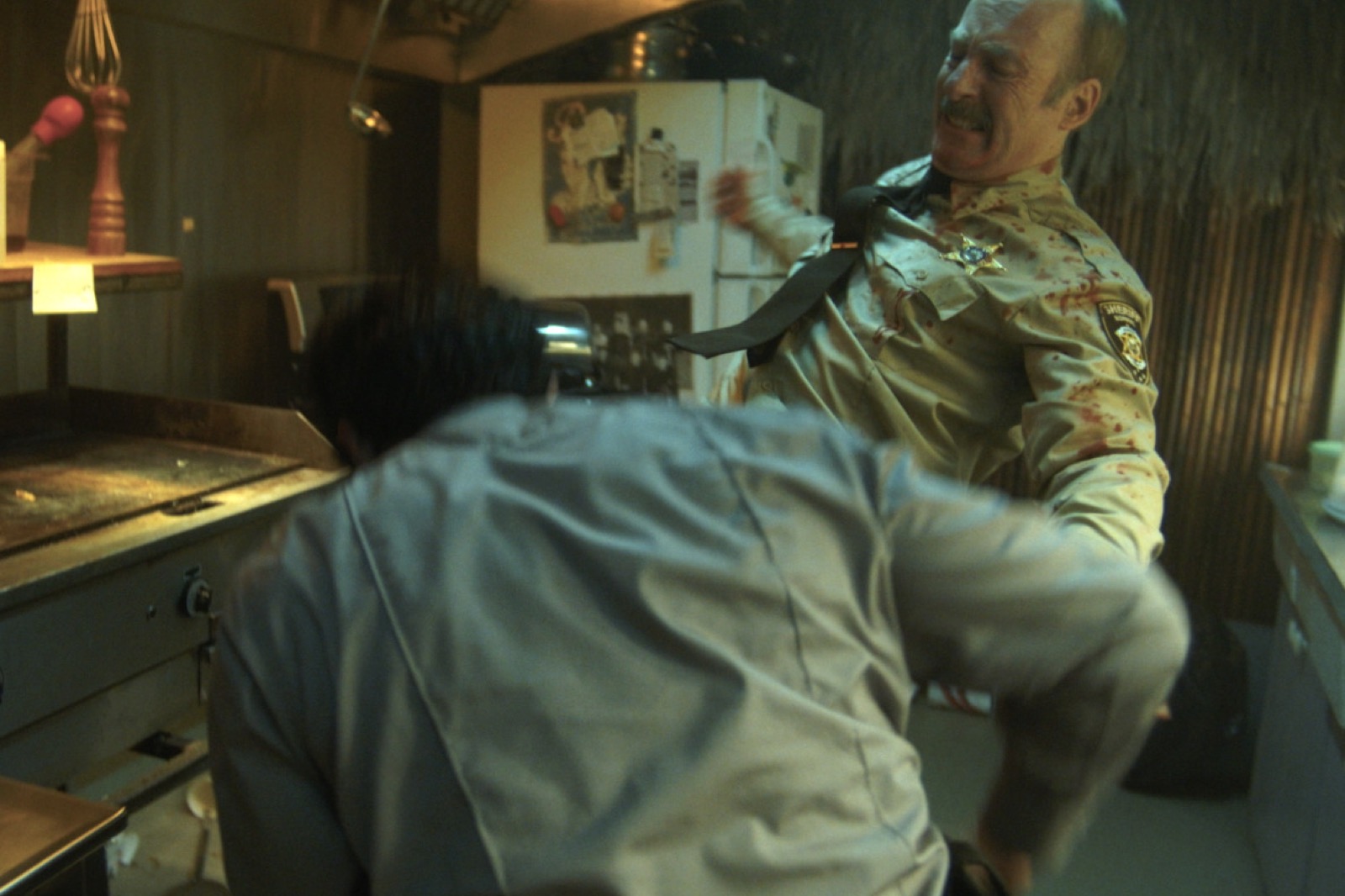 映画『NORMAL／ノーマル』町民と肉弾戦を繰り広げるユリシーズ