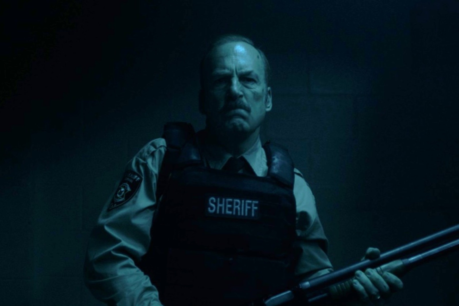 映画『NORMAL／ノーマル』銃を手にした臨時保安官ユリシーズ